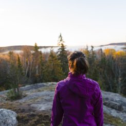 Kanada Reise - Wanderer im Algonquin Provincial Park bei Sonnenuntergang