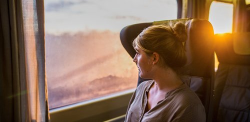 Kanada Bahnreise - Passagier bei Sonnenuntergang