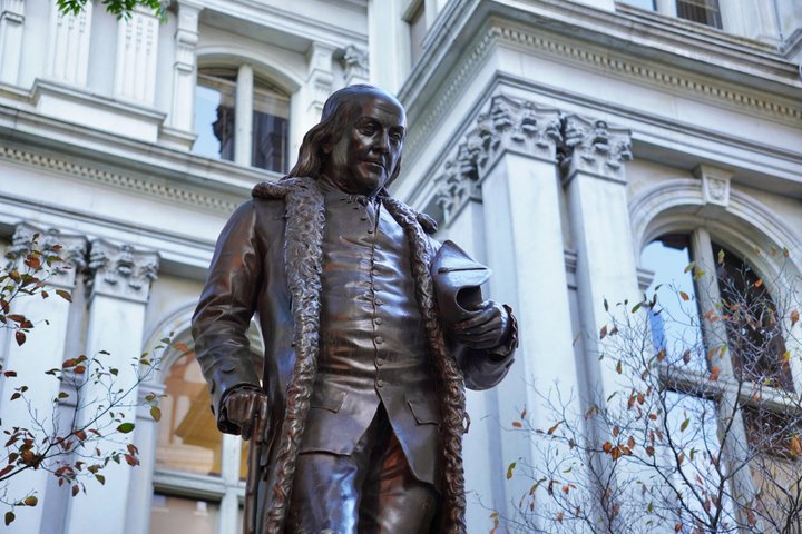 Statue vor einem weißen Gebäude 